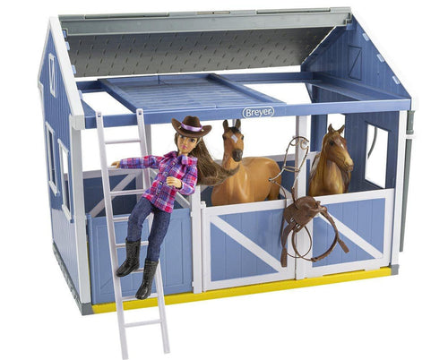 Breyer Deluxe Country Stable with Horse & Wash Stall